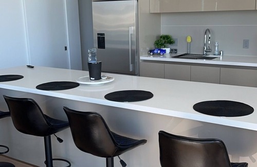 Vernon Apartamento | Luxury DTLA Sky Rise with City View, 2 BDR, with Pool Table & Balcony