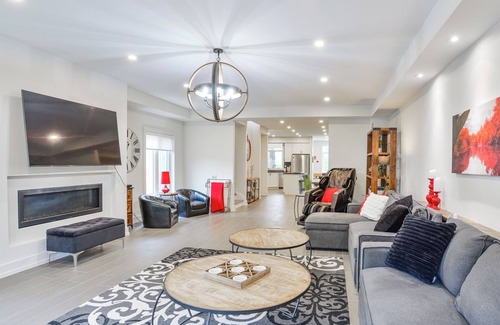 Gravenhurst Casa | Luxury End-Unit Townhome in Muskoka Bay Resort