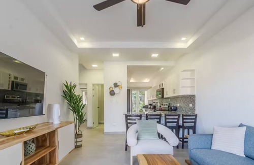 Villarreal Apartamento | Luxury Escape: 3BR, Jacuzzi, Pool, Prime Location