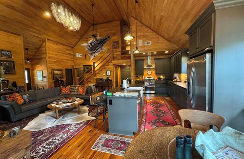 Oxford Cabina | Luxury Estate Home with Private Lake in Oxford
