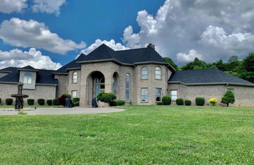 Prestonsburg Casa | Luxury Estate nestled atop stunning mountaintop golf course!