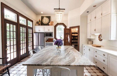 Newnan Casa | Luxury Fall Retreat Newnan, Steps from Downtown