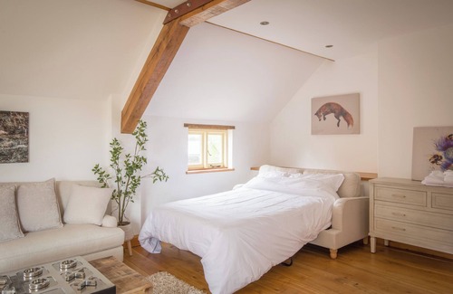 Wellingborough Cabina | Luxury farmhouse/lodge on scenic meadow and orchard. Pet-Friendly! w/Office