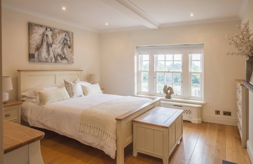 Wellingborough Cabina | Luxury farmhouse/lodge on scenic meadow and orchard. Pet-Friendly! w/Office