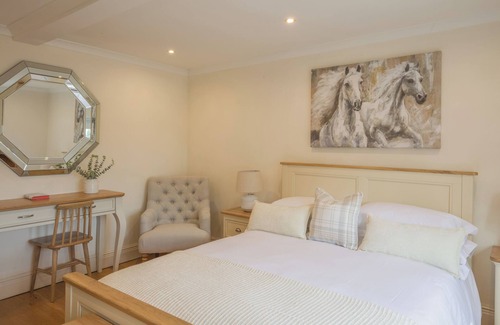Wellingborough Cabina | Luxury farmhouse/lodge on scenic meadow and orchard. Pet-Friendly! w/Office