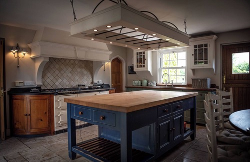 Hillsborough Otro | Luxury Farmhouse on 16 Acres | Lake, Bar, Trails | Near Belfast | Sleeps 16+