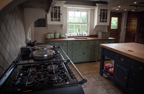 Hillsborough Otro | Luxury Farmhouse on 16 Acres | Lake, Bar, Trails | Near Belfast | Sleeps 16+