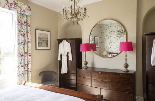 Wressle Otro | Luxury Farmhouse:Padel court/Hot tub/pool table/fire pit. Central meet up point.