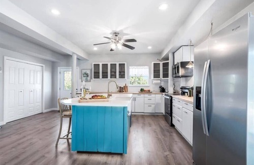 Manor Casa | Luxury Farmhouse Retreat | Pool Spa 5 Acres