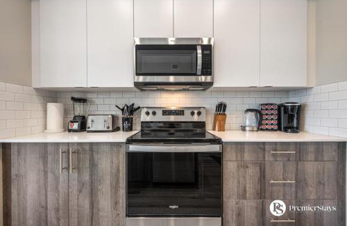 Inglewood Apartamento | Luxury Getaway in Inglewood with 2 Bedrooms Sofa Bed and Heated Underground Parking