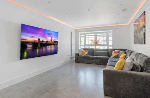 Bramcote Villa | Luxury Getaway with Jacuzzi Bath, Four Bedrooms and Sofa Beds