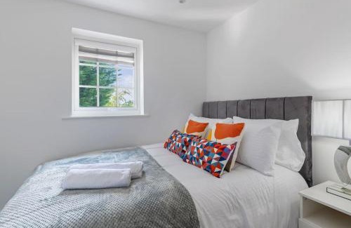 Bramcote Villa | Luxury Getaway with Jacuzzi Bath, Four Bedrooms and Sofa Beds