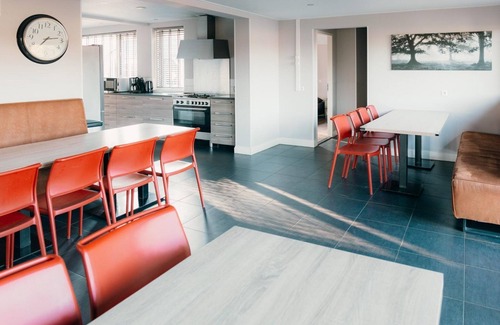 Voorthuizen Casa | Luxury group villa for 28 people in the Veluwe, with 11 bedrooms, 2 hotel lodges, large garden, and child-friendly amenities for the perfect group getaway.