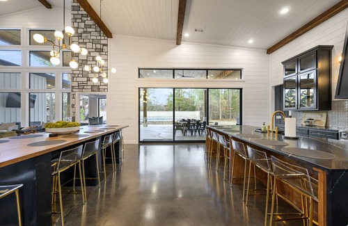 Hochatown Cabina | Luxury-Heated POOL-Hot Tub-Fire Pit-Sleeps 24-Mojito Moon