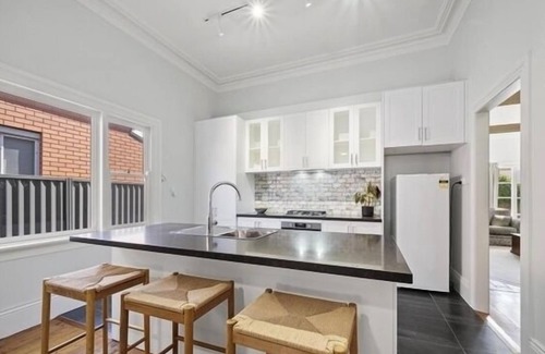 Lake Wendouree Casa | Luxury Heritage home in central Ballarat. Close to Lake Wendouree, restaurants.