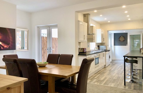 Stafford Casa | Luxury hi-spec large Victorian townhouse, sleeps 9. Free wifi and feee parking.