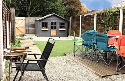 Stafford Casa | Luxury hi-spec large Victorian townhouse, sleeps 9. Free wifi and feee parking.