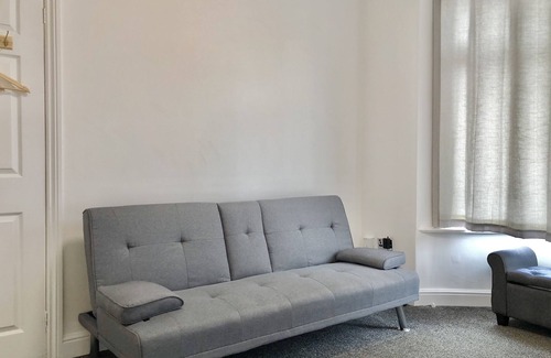 Stafford Casa | Luxury hi-spec large Victorian townhouse, sleeps 9. Free wifi and feee parking.