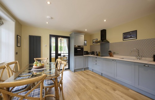 Lochend Cabaña | Luxury Highland Garden Gem with Hot tub by Loch Ness