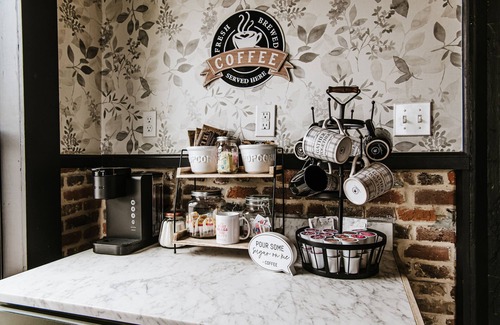 Harrodsburg Casa | Luxury Historic Downtown - Hot Tub - Sleeps 9 - Bourbon Trail - Modern Amenities