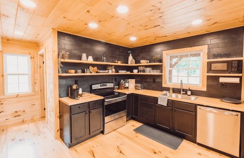 South Bloomingville Cabina | Sonder Ridge Secluded Hocking Hills Cabin w/ hot tub, stargazing, close to hikes, firepit, fireplace