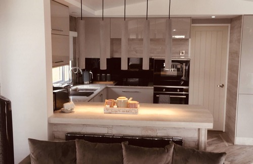 Swarland Chalet De Esquí | Luxury Holiday Home with Free Golf