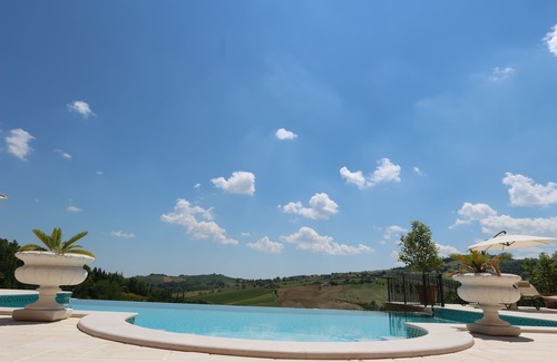 Monsampietro Morico Casa | Vacaciones de lujo con piscina privada y panorámica en la naturaleza