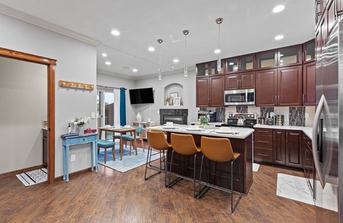 Thorpe Westwood Casa | Luxury Home 10mins to Downtown: Gameroom, Sauna, Firepit, EV charger