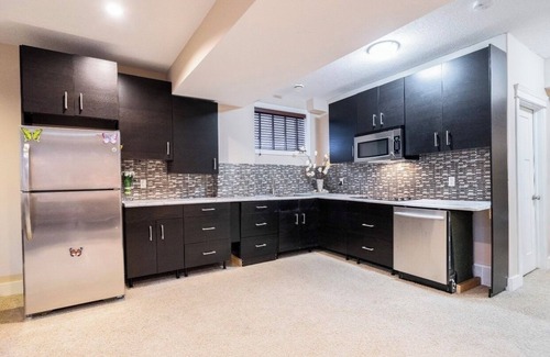 West Edmonton Casa | Luxury home 3700 sq with jetted tub / 4 fireplaces / sleep 9