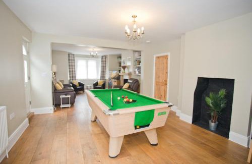 Boscombe Casa | Luxury Home - Hot Tub - Pool Table - Gym - Sauna - Cinema Room - Free Parking - Close to Beach