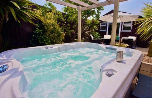 Boscombe Casa | Luxury Home - Hot Tub - Pool Table - Gym - Sauna - Cinema Room - Free Parking - Close to Beach