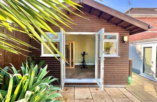 Boscombe Casa | Luxury Home - Hot Tub - Pool Table - Gym - Sauna - Cinema Room - Free Parking - Close to Beach