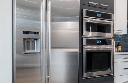 Parkhill-Stanley Park Casa | Luxury Home in Quiet Neighborhood near Downtown with Fast Wi-F & 3 Workspaces