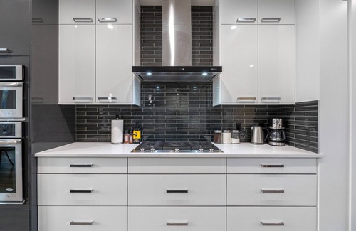 Parkhill-Stanley Park Casa | Luxury Home in Quiet Neighborhood near Downtown with Fast Wi-F & 3 Workspaces