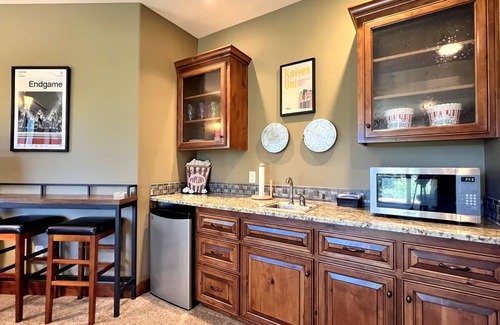 Redmond Casa | Luxury Home- On the Golf Course w/ Private Hot Tub