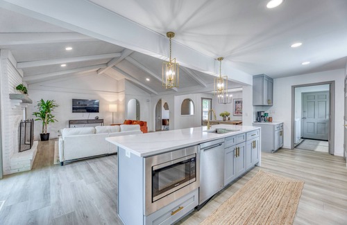 Fishers Casa | Modern Fishers home,pet friendly,pickleball,hot tub,concerts, restaurants!!