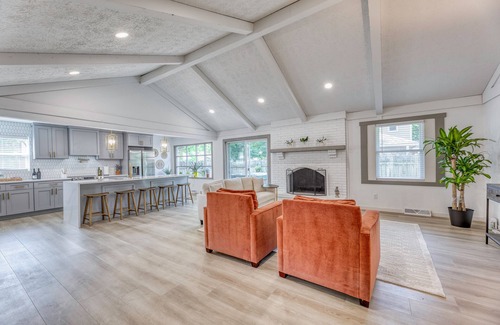 Fishers Casa | Modern Fishers home,pet friendly,pickleball,hot tub,concerts, restaurants!!
