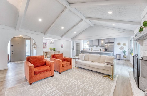 Fishers Casa | Modern Fishers home,pet friendly,pickleball,hot tub,concerts, restaurants!!