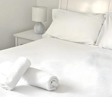 Cusop Casa | Luxury Home -Private Rooms- 3 mins from Alexandra Hospital, Redditch