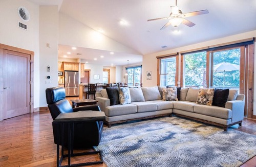 Crestline Casa | Casa de lujo con vista al lago; Ascensor: 30 días min.