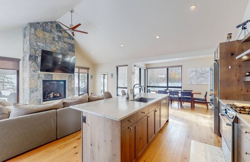 Silverthorne Casa | Luxury home with radiant heated floors & private Bullfrog hot tub
