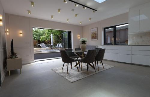 Rushmoor District Villa | Luxury House for Families and Contractors, NamisSuites Serviced Apartment - Farnborough