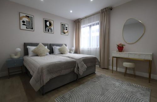 Rushmoor District Villa | Luxury House for Families and Contractors, NamisSuites Serviced Apartment - Farnborough