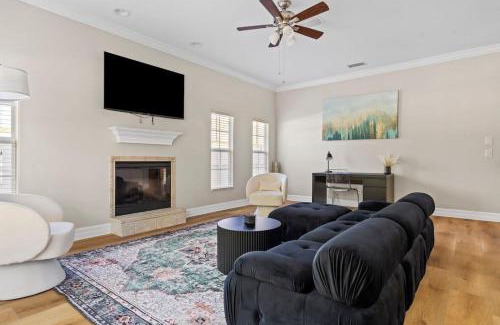 Gillespie Park Casa | Luxury House Walking Distance to Ocean - Sleeps 12