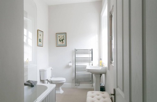 Hexham Casa | Luxury King bedroom with ensuite bathroom in a wing of a private Country House