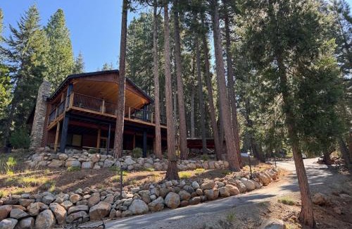 Lake Almanor Country Club Casa | Luxury Lake Almanor Cabin Covered Deck & Views