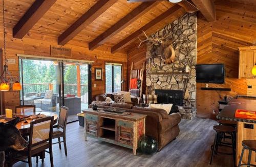 Lake Almanor Country Club Casa | Luxury Lake Almanor Cabin Covered Deck & Views