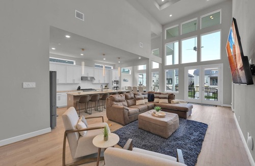 French Quarter Casa | Luxury Lake Conroe Stay: 5 Bedrooms, Private Dock, Balconies & Stunning Canal Views! Festival Nearby