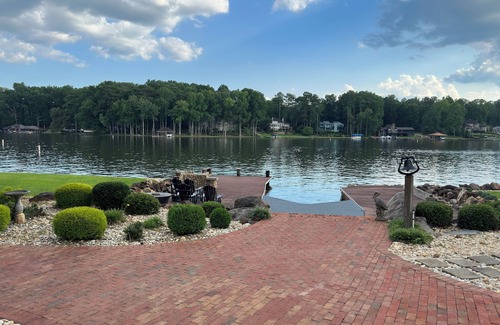Jonesboro Casa | Luxury Lake Front retreat