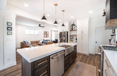 Sheboygan Casa | Luxury Lake House-4Bed-2Bath-NEW Renovation 2023-Walk to Beach, Dining, & More.